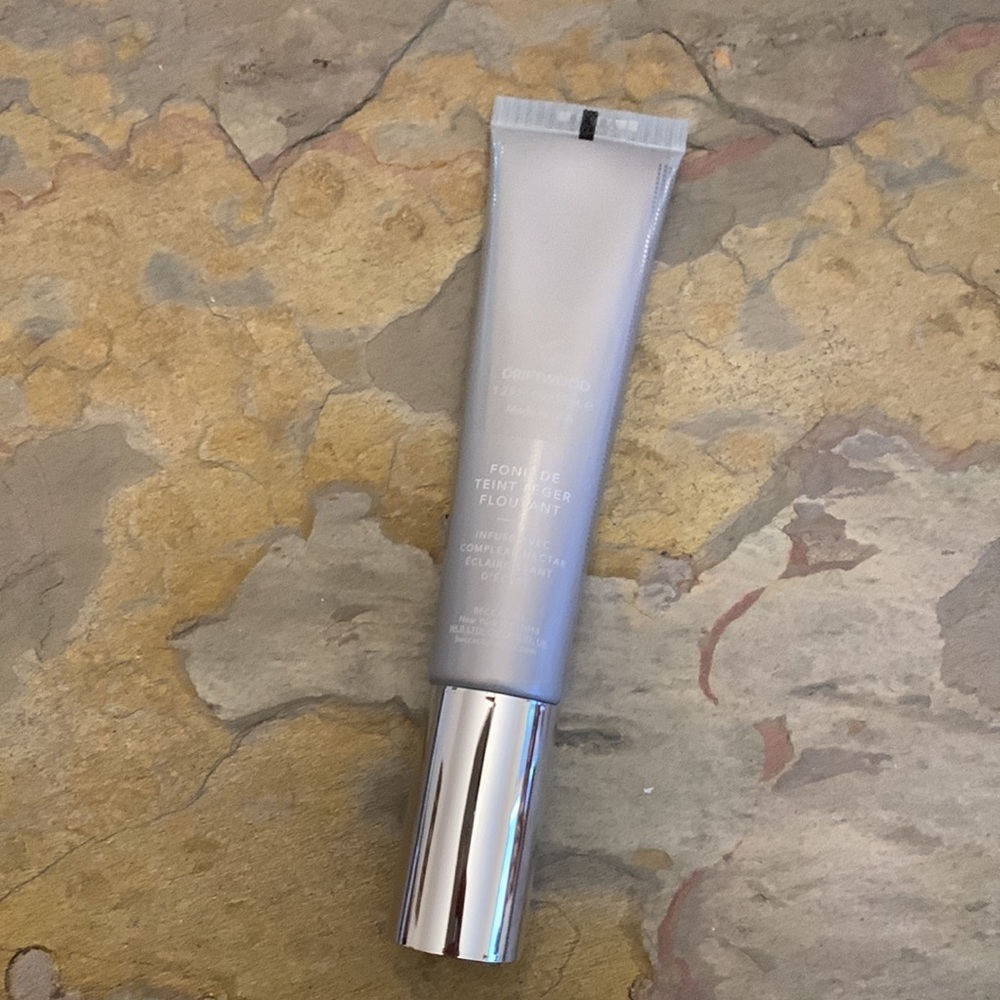 Becca Skin Love Weightless Blur Foundation Driftwood - Picture 4 of 5